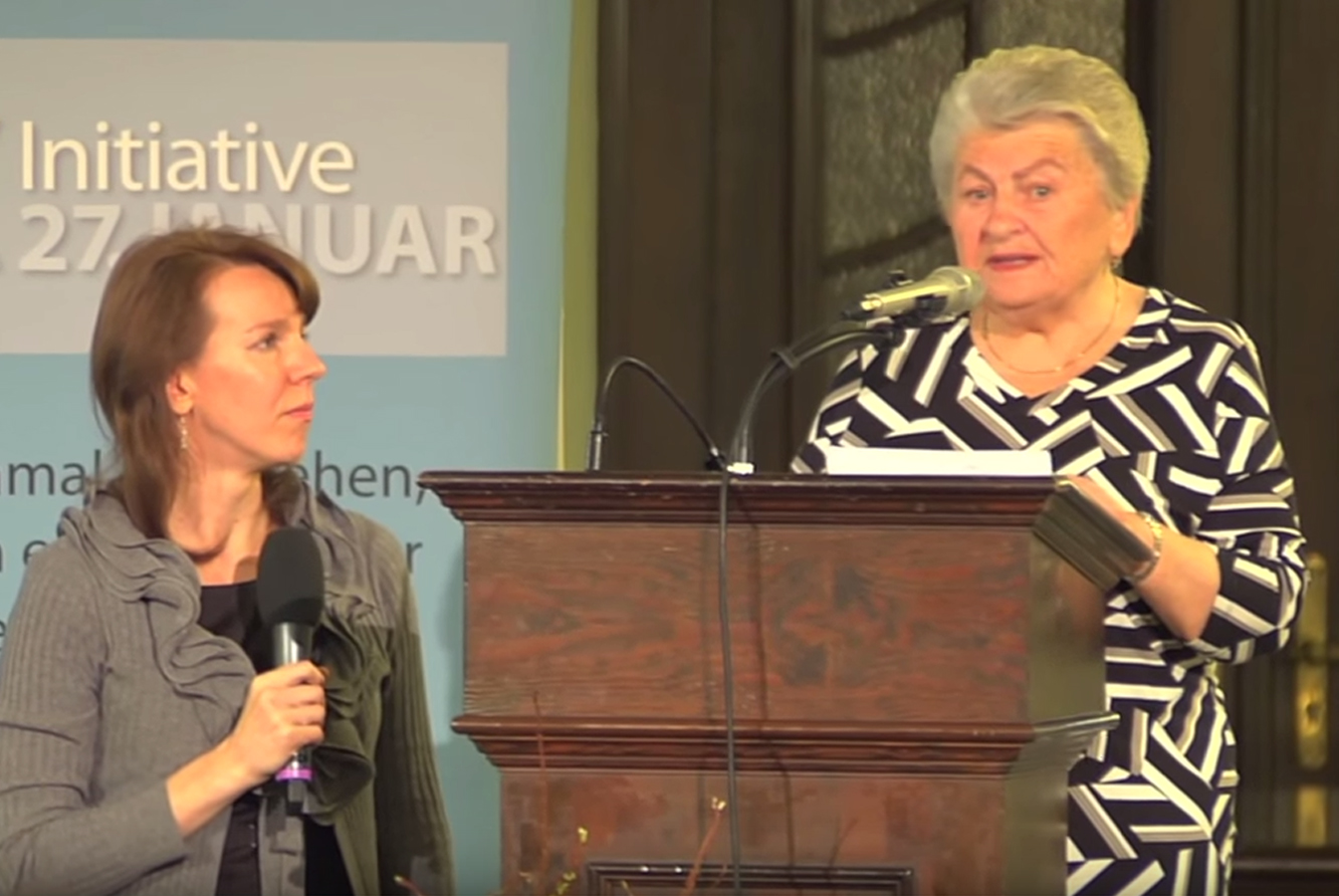 Die Holocaustüberlebende Assia Gorban (rechts) und Natalja Part vom Projekt „Zeugen der Zeitzeugen“ bei der Gedenkveranstaltung am 22.01.2015 in der Französischen Friedrichstadtkirche in Berlin